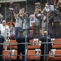 Des familles en deuil, des familles d'otages et des survivants du pogrom du 7 octobre 2023 réagissant alors que le Premier ministre Benjamin Netanyahu s'exprime lors d'un débat de 40 signatures, à la Knesset, le 3 mars 2025. (Crédit : Chaïm Goldberg/Flash90)