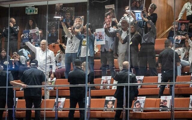 Des familles en deuil, des familles d'otages et des survivants du pogrom du 7 octobre 2023 réagissant alors que le Premier ministre Benjamin Netanyahu s'exprime lors d'un débat de 40 signatures, à la Knesset, le 3 mars 2025. (Crédit : Chaïm Goldberg/Flash90)