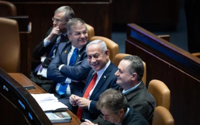 Le Premier ministre Benjamin Netanyahu entouré de ministres du cabinet lors de la séance plénière de la Knesset, le 3 mars 2025. (Crédit : Chaïm Goldberg/Flash90)