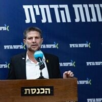 Le ministre des Finances Bezalel Smotrich présidant une réunion de son parti HaTzionout HaDatit, à la Knesset, le 3 mars 2025. (Crédit : Chaïm Goldberg/Flash90)