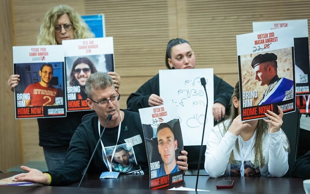 Hagai Angrest, le père de l'otage Matan Angrest, prend la parole lors d'une réunion de la Commission économique de la Knesset à Jérusalem, le 3 mars 2025. (Chaim Goldberg/Flash90)