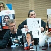 Hagai Angrest, le père de l'otage Matan Angrest, prend la parole lors d'une réunion de la Commission économique de la Knesset à Jérusalem, le 3 mars 2025. (Chaim Goldberg/Flash90)