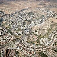 Vue aérienne de Maale Adumim, une implantation de Cisjordanie à l'extérieur de Jérusalem, le 25 février 2025. (Crédit : Oren Cohen/Flash90)