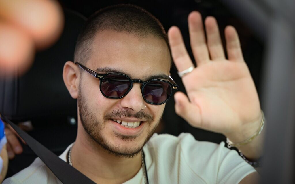 L'ex-otage Omer Wenkert salue la foule à son retour chez lui à Gedera, le 4 mars 2025. (Jonathan Shaul/Flash90)