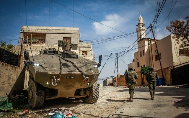 Illustration : Des soldats israéliens opèrent avec des véhicules blindés dans la ville de Jénine, en Cisjordanie, le 4 mars 2025. (Crédit : Nasser Ishtayeh/Flash90) Illustration : Des soldats israéliens opèrent avec des véhicules blindés dans la ville de Jénine, en Cisjordanie, le 4 mars 2025. (Crédit : Nasser Ishtayeh/Flash90)