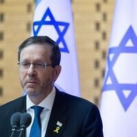 Le président Isaac Herzog assiste à une cérémonie d'État en l'honneur des soldats israéliens tombés au combat et dont le lieu de sépulture est inconnu, au cimetière militaire du mont Herzl, à Jérusalem, le 6 mars 2025. (Chaim Goldberg/Flash90)