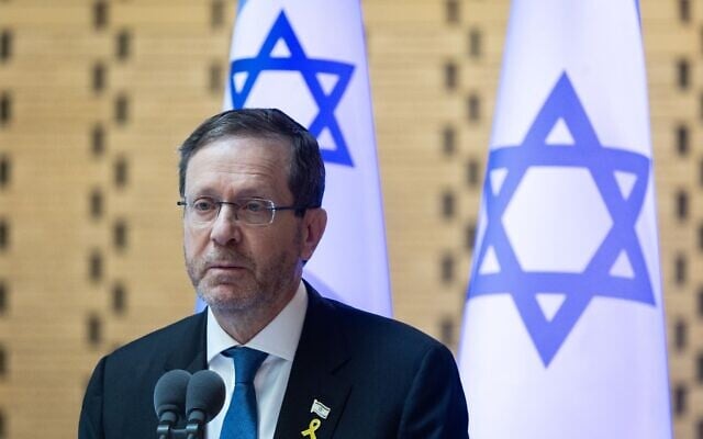 Le président Isaac Herzog assiste à une cérémonie d'État en l'honneur des soldats israéliens tombés au combat et dont le lieu de sépulture est inconnu, au cimetière militaire du mont Herzl, à Jérusalem, le 6 mars 2025. (Chaim Goldberg/Flash90) Le président Isaac Herzog assiste à une cérémonie d'État en l'honneur des soldats israéliens tombés au combat et dont le lieu de sépulture est inconnu, au cimetière militaire du mont Herzl, à Jérusalem, le 6 mars 2025. (Chaim Goldberg/Flash90)