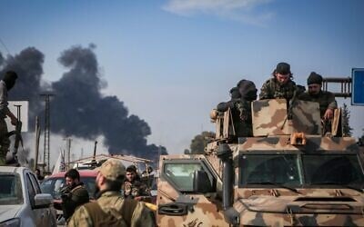 Les forces de l'armée syrienne se dirigent vers Lattaquié pour combattre les combattants de l'ancien régime de Bashar el-Assad, le 7 mars 2025. (Asaad Syria/Flash90)