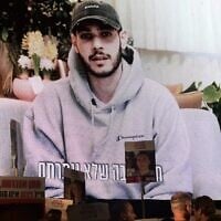 L'ancien otage Eliya Cohen s'exprime sur un écran lors d'un rassemblement appelant à la libération des Israéliens retenus en otage par les terroristes du Hamas à Gaza, à Tel Aviv, le 8 mars 2025. (Crédit : Avshalom Sassoni/Flash90)