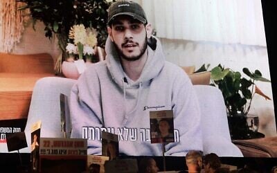 L'ancien otage Eliya Cohen s'exprime sur un écran lors d'un rassemblement appelant à la libération des Israéliens retenus en otage par les terroristes du Hamas à Gaza, à Tel Aviv, le 8 mars 2025. (Crédit : Avshalom Sassoni/Flash90)