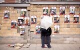 Des affiches des otages détenus par les terroristes du Hamas à Gaza, vues affichées devant le ministère de la Défense à Tel-Aviv, le 9 mars 2025. (Crédit : Miriam Alster/FLASH90)