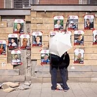 Des affiches des otages détenus par les terroristes du Hamas à Gaza, vues affichées devant le ministère de la Défense à Tel-Aviv, le 9 mars 2025. (Crédit : Miriam Alster/FLASH90)