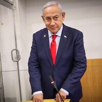 Le Premier ministre Benjamin Netanyahu arrive dans la salle d'audience du tribunal de district de Tel Aviv, le 10 mars 2025. (Crédit : KOKO/POOL)