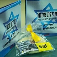 Un michloakh manot remis aux députés par les familles des otages détenus dans la bande de Gaza à la Knesset à Jérusalem le 10 mars 2025. (Crédit : Yonatan Sindel/Flash90)