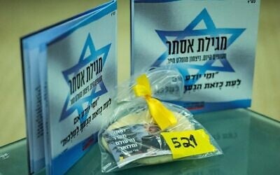 Un michloakh manot remis aux députés par les familles des otages détenus dans la bande de Gaza à la Knesset à Jérusalem le 10 mars 2025. (Crédit : Yonatan Sindel/Flash90)