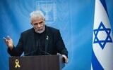 Le chef de l'opposition et chef du parti Yesh Atid, le député Yaïr Lapid, dirigeant une réunion de sa faction, à la Knesset, à Jérusalem, le 10 mars 2025. (Crédit : Yonatan Sindel/Flash90)
