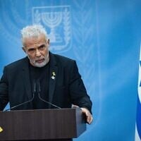 Le chef de l'opposition et chef du parti Yesh Atid, le député Yaïr Lapid, dirigeant une réunion de sa faction, à la Knesset, à Jérusalem, le 10 mars 2025. (Crédit : Yonatan Sindel/Flash90)