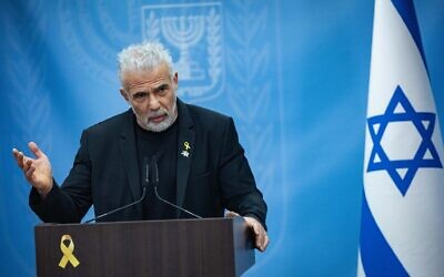 Le chef de l'opposition et chef du parti Yesh Atid, le député Yaïr Lapid, dirigeant une réunion de sa faction, à la Knesset, à Jérusalem, le 10 mars 2025. (Crédit : Yonatan Sindel/Flash90)