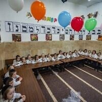 Des enfants juifs ultra-orthodoxes déguisés dans leur yeshiva, à Mea Shearim, avant la fête juive de Pourim, le 12 mars 2025. (Crédit : Chaïm Goldberg/Flash90)