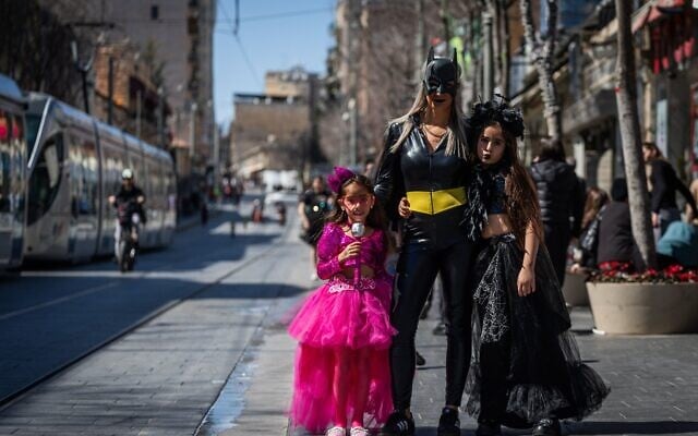 À l'approche de la fête juive de Pourim,des Israéliens déguisés dans la rue Jaffa, à Jérusalem le 12 mars 2025. (Crédit : Yonatan Sindel/Flash90)