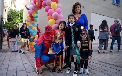 Des écoliers, leurs enseignants et leurs parents déguisés, à l'école Gabrieli Carmel, Tel Aviv, avant la fête juive de Pourim, le 13 mars 2025. (Crédit : Avshalom Sassoni/Flash90)