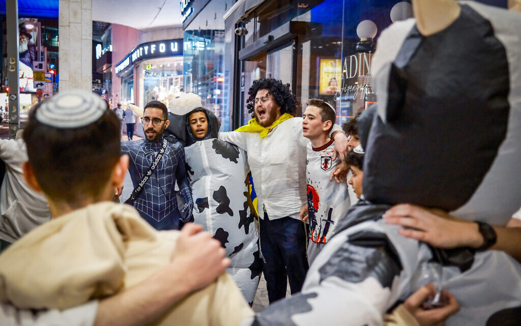 Des personnes déguisées célébrant la fête juive de Pourim, à Tel Aviv, le 13 mars 2025. (Crédit : Dor Pazuelo/Flash90)