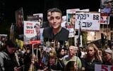 Un manifestant brandissant un portrait d'Edan Alexander lors d'un rassemblement appelant à la libération des otages, sur la Place des Otages, à Tel Aviv, le 15 mars 2025. (Crédit : Avshalom Sassoni/Flash90)
