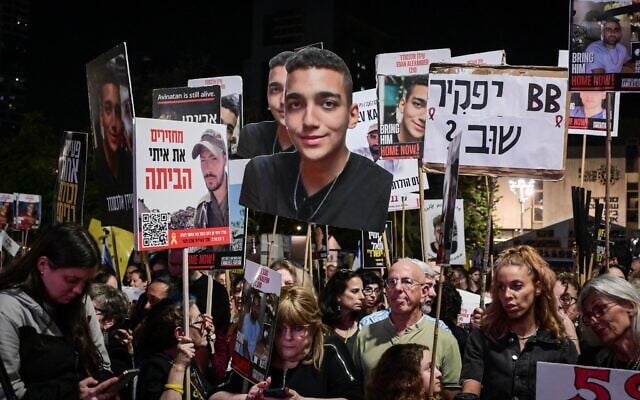 Un manifestant brandissant un portrait d'Edan Alexander lors d'un rassemblement appelant à la libération des otages, sur la Place des Otages, à Tel Aviv, le 15 mars 2025. (Crédit : Avshalom Sassoni/Flash90) Un manifestant brandissant un portrait d'Edan Alexander lors d'un rassemblement appelant à la libération des otages, sur la Place des Otages, à Tel Aviv, le 15 mars 2025. (Crédit : Avshalom Sassoni/Flash90)
