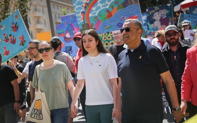 L'ex-otage Karina Ariev (au centre), aux côtés du maire de Jérusalem Moshe Lion à la tête du défilé annuel de Pourim, à Jérusalem, le 16 mars 2025. (Crédit : Yonatan Sindel/Flash90) L'ex-otage Karina Ariev (au centre), aux côtés du maire de Jérusalem Moshe Lion à la tête du défilé annuel de Pourim, à Jérusalem, le 16 mars 2025. (Crédit : Yonatan Sindel/Flash90)