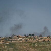 De la fumée s'échappe d'un village du Sud-Liban et est visible du côté israélien de la frontière, le 17 mars 2025. (Ayal Margolin/ Flash90)
