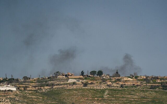 De la fumée s'échappe d'un village du Sud-Liban et est visible du côté israélien de la frontière, le 17 mars 2025. (Ayal Margolin/ Flash90) De la fumée s'échappe d'un village du Sud-Liban et est visible du côté israélien de la frontière, le 17 mars 2025. (Ayal Margolin/ Flash90)