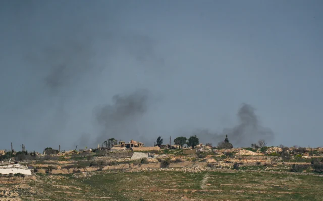 De la fumée s'élève d'un village du sud du Liban, vu du côté israélien de la frontière, le 17 mars 2025. (Crédit : Ayal Margolin/Flash90) De la fumée s'élève d'un village du sud du Liban, vu du côté israélien de la frontière, le 17 mars 2025. (Crédit : Ayal Margolin/Flash90)