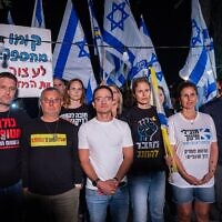Les dirigeants d'un groupe de protestation donne une conférence de presse près de Jérusalem, et annoncent une grande manifestation pour protester contre l'intention du Premier ministre Benjamin Netanyahu de licencier le chef du Shin Bet Ronen Bar, le 17 mars 2025. (Chaim Goldberg/Flash90)