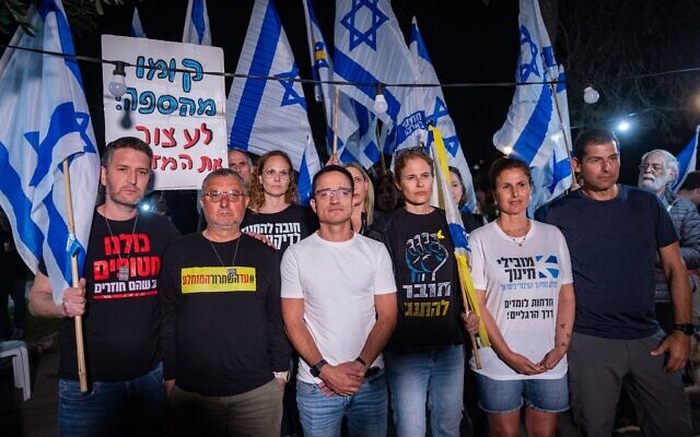 Les dirigeants d'un groupe de protestation donne une conférence de presse près de Jérusalem, et annoncent une grande manifestation pour protester contre l'intention du Premier ministre Benjamin Netanyahu de licencier le chef du Shin Bet Ronen Bar, le 17 mars 2025. (Chaim Goldberg/Flash90) Les dirigeants d'un groupe de protestation donne une conférence de presse près de Jérusalem, et annoncent une grande manifestation pour protester contre l'intention du Premier ministre Benjamin Netanyahu de licencier le chef du Shin Bet Ronen Bar, le 17 mars 2025. (Chaim Goldberg/Flash90)
