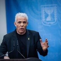 Le chef de l'opposition et dirigeant du parti Yesh Atid, le député Yaïr Lapid, dirigeant une réunion de sa faction, à la Knesset, à Jérusalem, le 17 mars 2025. (Crédit : Yonatan Sindel/Flash90)