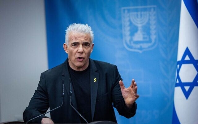Le chef de l'opposition et dirigeant du parti Yesh Atid, le député Yaïr Lapid, dirigeant une réunion de sa faction, à la Knesset, à Jérusalem, le 17 mars 2025. (Crédit : Yonatan Sindel/Flash90) Le chef de l'opposition et dirigeant du parti Yesh Atid, le député Yaïr Lapid, dirigeant une réunion de sa faction, à la Knesset, à Jérusalem, le 17 mars 2025. (Crédit : Yonatan Sindel/Flash90)