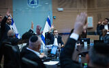 Le député Moshe Gafni dirige un vote lors d'une réunion de la commission des Finances, à la Knesset, à Jérusalem, le 10 mars 2025. (Crédit : Yonatan Sindel/Flash90)