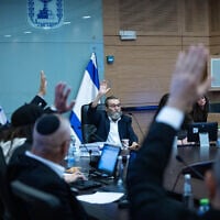Le député Moshe Gafni dirige un vote lors d'une réunion de la commission des Finances, à la Knesset, à Jérusalem, le 10 mars 2025. (Crédit : Yonatan Sindel/Flash90)
