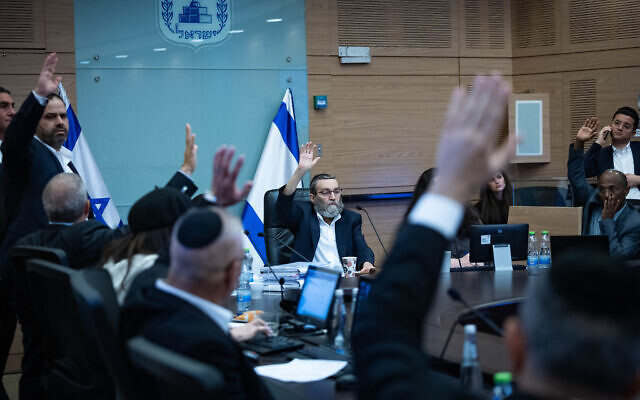 Le député Moshe Gafni dirige un vote lors d'une réunion de la commission des Finances, à la Knesset, à Jérusalem, le 10 mars 2025. (Crédit : Yonatan Sindel/Flash90) Le député Moshe Gafni dirige un vote lors d'une réunion de la commission des Finances, à la Knesset, à Jérusalem, le 10 mars 2025. (Crédit : Yonatan Sindel/Flash90)