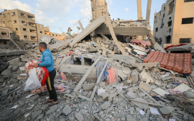 Des Palestiniens inspectent les décombres après une frappe aérienne israélienne sur Gaza-City, le 18 mars 2025. (Crédit : Ali Hassan/Flash90) Des Palestiniens inspectent les décombres après une frappe aérienne israélienne sur Gaza-City, le 18 mars 2025. (Crédit : Ali Hassan/Flash90)