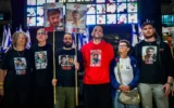 De gauche à droite : Les otages libérés Aviva Siegel, Keith Siegel, Yarden Bibas, Iair Horn, Yocheved Lifshitz et Sasha Troufanov participent à un rassemblement sur la place des otages à Tel Aviv, le 18 mars 2025. (Crédit : Avshalom Sassoni/Flash90)