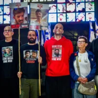 De gauche à droite : Les otages libérés Aviva Siegel, Keith Siegel, Yarden Bibas, Iair Horn, Yocheved Lifshitz et Sasha Troufanov participent à un rassemblement sur la place des otages à Tel Aviv, le 18 mars 2025. (Crédit : Avshalom Sassoni/Flash90)