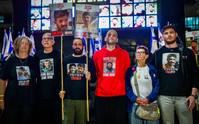 De gauche à droite : Les otages libérés Aviva Siegel, Keith Siegel, Yarden Bibas, Iair Horn, Yocheved Lifshitz et Sasha Troufanov participent à un rassemblement sur la place des otages à Tel Aviv, le 18 mars 2025. (Crédit : Avshalom Sassoni/Flash90) De gauche à droite : Les otages libérés Aviva Siegel, Keith Siegel, Yarden Bibas, Iair Horn, Yocheved Lifshitz et Sasha Troufanov participent à un rassemblement sur la place des otages à Tel Aviv, le 18 mars 2025. (Crédit : Avshalom Sassoni/Flash90)
