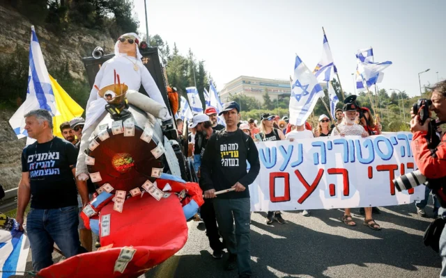 Des manifestants marchent sur la Route 1 en direction de Jérusalem pour manifester contre la décision du Premier ministre Benjamin Netanyahu de licencier le chef du Shin Bet, Ronen Bar, le 18 mars 2025. (Crédit : Yonatan SIndel/Flash90) Des manifestants marchent sur la Route 1 en direction de Jérusalem pour manifester contre la décision du Premier ministre Benjamin Netanyahu de licencier le chef du Shin Bet, Ronen Bar, le 18 mars 2025. (Crédit : Yonatan SIndel/Flash90)