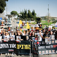 Des familles d'Israéliens retenus en otage à Gaza tiennent une conférence de presse devant le Parlement israélien, à Jérusalem, le 18 mars 2025. (Crédit : Yonatan SIndel/Flash90)