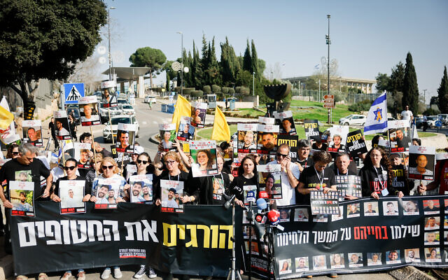 Des familles d'Israéliens retenus en otage à Gaza teמ/nt une conférence de presse devant la Knesset, à Jérusalem, le 18 mars 2025. (Crédit : Yonatan SIndel/Flash90) Des familles d'Israéliens retenus en otage à Gaza teמ/nt une conférence de presse devant la Knesset, à Jérusalem, le 18 mars 2025. (Crédit : Yonatan SIndel/Flash90)