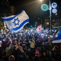 Des manifestants anti-gouvernement rassemblés pour protester contre la décision du Premier ministre Benjamin Netanyahu de limoger le chef du Shin Bet, Ronen Bar, à Jérusalem, le 19 mars 2025. (Crédit : Chaïm Goldberg/Flash90)