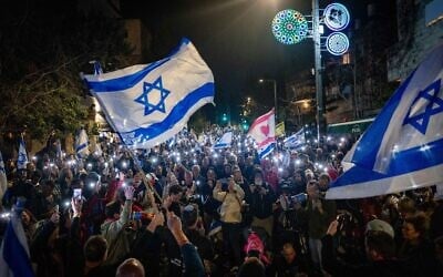 Des manifestants anti-gouvernement rassemblés pour protester contre la décision du Premier ministre Benjamin Netanyahu de limoger le chef du Shin Bet, Ronen Bar, à Jérusalem, le 19 mars 2025. (Crédit : Chaïm Goldberg/Flash90)