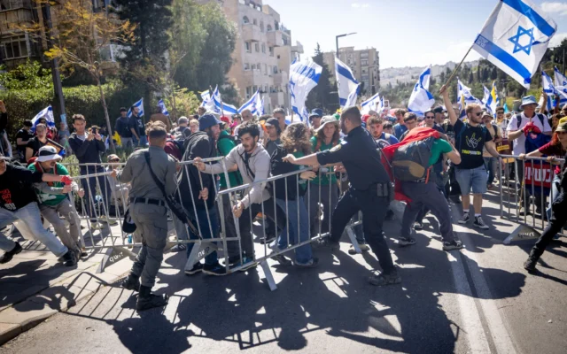 Des Israéliens participent à une marche de protestation contre la décision du Premier ministre Benjamin Netanyahu de limoger le chef du Shin Bet, Ronen Bar, affrontant la police, à Jérusalem, le 19 mars 2025. (Crédit : Chaim Goldberg/Flash90) Des Israéliens participent à une marche de protestation contre la décision du Premier ministre Benjamin Netanyahu de limoger le chef du Shin Bet, Ronen Bar, affrontant la police, à Jérusalem, le 19 mars 2025. (Crédit : Chaim Goldberg/Flash90)
