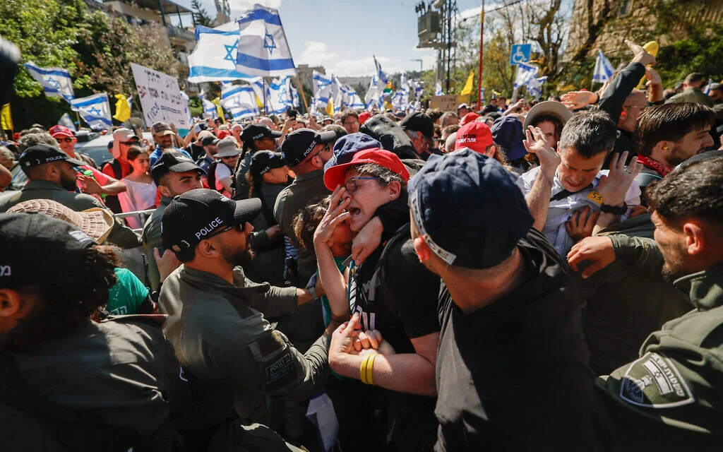Des Israéliens participent à une manifestation contre la décision du Premier ministre Benjamin Netanyahu de limoger Ronen Bar, le directeur du Shin Bet, et affrontent la police à Jérusalem, le 19 mars 2025. (Crédit : Yonatan Sindel/Flash90) Des Israéliens participent à une manifestation contre la décision du Premier ministre Benjamin Netanyahu de limoger Ronen Bar, le directeur du Shin Bet, et affrontent la police à Jérusalem, le 19 mars 2025. (Crédit : Yonatan Sindel/Flash90)
